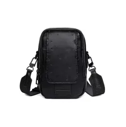 メンズクロスボディバッグ、ゼロウォレット、電話バッグ、ポータブル垂直ミニバッグ用の新しい本物の革の黒いエンボス付き携帯電話バッグ
