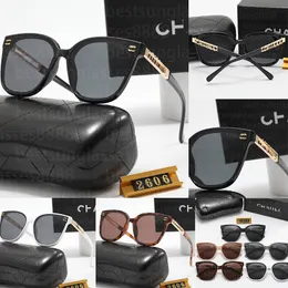 Дизайнер роскошных брендов CC Солнцезащитные очки женщины классические поляризованные мужчины солнцезащитные очки Unisex Goggle CC для всех молодых людей Летние путешествия.