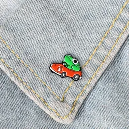 Broches de desenho animado, animal, sapo verde, condução, carro vermelho, broche fofo, esmalte, engraçado para crianças, mochila, camiseta, crachá, joias de personalidade