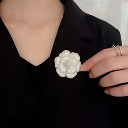 Broche atacado designer camélia broches feminino estilo clássico elegante pérola flor broche pino terno roupas decoração