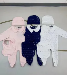 Mode spädbarn barn romper designer nyfödda baby flickor brev tryckt långärmad jumpsuits hatt haklappar 3 st lyxiga barn bomull 1: a klättra kläder a9909