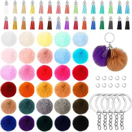 Keychains 150st POM Keychain fluffy faux päls pompoms med läderprov för väskan charm tillbehör