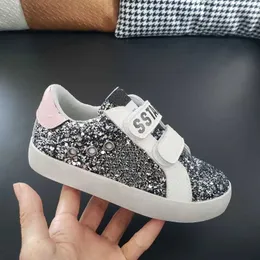 Flat shoes Childrens Sports Shoes 2023 Autumn Girls Sports Running Short and Fat Trailer Toddler Leisure Star Shoes Fashion Brand Flash Soft Sole J0228