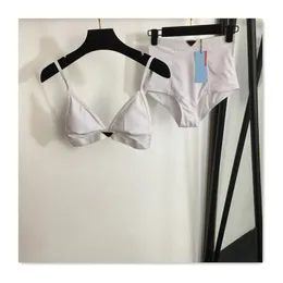 Praia ikbini designer feminino conjunto de roupa de banho ao ar livre carta de praia impressa triângulo logotipo sexy mulheres biquíni sol esportes lazer moda branco conjunto de biquíni feminino