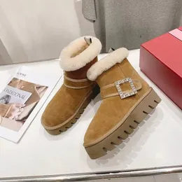 2024 Designer Donna Stivali in pelle scamosciata di mucca naturale Stivaletti con fibbia in cristallo di lusso Scarpe con plateau piatto Design Slip On Zapatillas Mujer Viv Pelliccia invernale RV