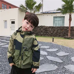 Mode pojkar kamouflage jacka barn huva långärmad blixtläder utkläder 2024 vårbarn all-matchande casual kläder z6877