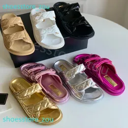 Dad Sandals 2024 SS desliza sapatos femininos praia Sapatos planos de praia 100% deslize sem a alça traseira Sandálias de designer de couro acolchoado de verão Tamanho 35-42 Sapatos 34