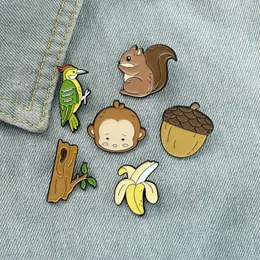 Creatività dei cartoni animati, simpatica scimmietta, picchio, mini spilla a forma di banana, distintivo con vernice al forno