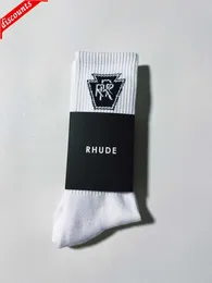 Rhude Mens Socks Womens Nowe litery Pure Cotton European American Street Trend Sport Sport Casual Jogging Basketball Socks Wysokiej jakości oddychające dzianinowe skarpetki o 5cai