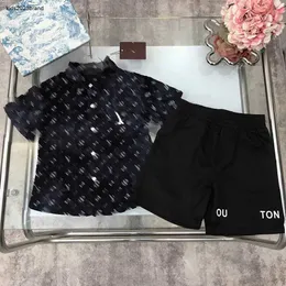 New Kids Shirt Suit Slät och delikat barnspårsräder babykläder Storlek 100-150 cm Summer Kortärmade skjortor och shorts 24Feb20