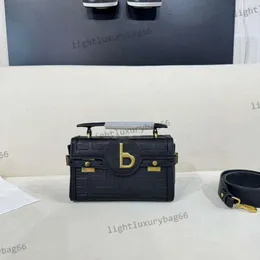 حقيبة المساء BA2023 الجديدة B-Buzz Series Lychee منقوشة حقيبة صغيرة من حقيبة اليد مع الأدوات الذهب الدوارة Gold Hardware 240108