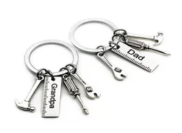 50pcslot Nytt rostfritt stål Dadverktyg Keychain Morfar Hammer Screwdriver Keyring Father Day Gifts1 85 W27361780