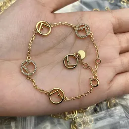 Bracciale di design, bracciale di lusso, bracciale con lettere scavate con diamanti, braccialetto semplice, di alta classe, con gioielli per fidanzata