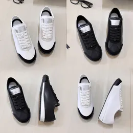 2024 Sapatos de grife de grife clássico de tênis clássico Mulher Mulher Casual Office Mocas minimalistas Black White Luxury Leather Trainers Logo