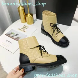 Сапоги стеганые боевые дизайнер дизайнер ботинки Angle Boots 100% настоящая кожа с золотыми аппаратными женскими плоские сапоги байкерские платформы боевые ботиль
