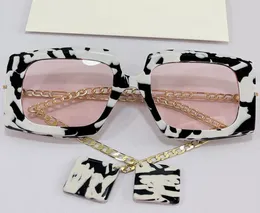 Womens Solglasögon 0722S Fashion Classic Black and White Color Matching Frame Pink Lens Metal Chain Temple With Pendant Personality4899883