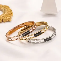 Projektant bransoletki c literę miłosną Bangle Diamentowa bransoletka Prezent Gold Rose Srebrna Kobiet Bransoletka Projektantka Otwarta Bieć Wysokiej jakości klasyczna marka 18K na rękę