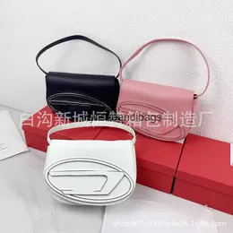Bolsas de ombro pequenas projetos Dingdang Bag New Fashion Girl Versátil High End Handheld Square H240603