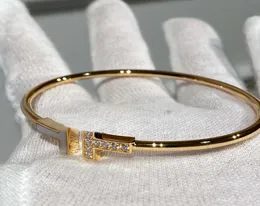 2022 Luxury Quality v Gold Material Charm Bangle abriu pulseira com diamante e concha para mulheres Presente de jóias de casamento Ter caixa ST5759476