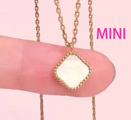 Mini Tatlı Yonca Kolye Kadınlar için Moda Tasarımı Tasarımcı Charm 18K Altın Lüks Takı Aşıkları Çift Hediye Bayanlar Düğün