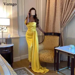 Vestidos de festa Verngo 2024 Prom de cetim amarelo brilhante fora do ombro, vestidos de noite do tornozelo sem alça