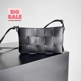 ラグジュアリーバッグカセットポーチBoteGaveneta Intreccio Leather Pouch with Strap高品質の6色