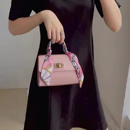 mokomoko triangle chain bag／ブラウン