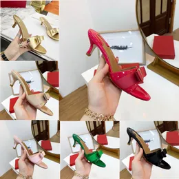 Классические женские тапочки Летние роскошные дизайнерские кожаные сандалии на среднем каблуке Дизайнерская обувь Сексуальная обувь на шпильке для вечеринок Гостиничные шлепанцы Каблук 5 см Высокие размеры 35-43 с коробкой