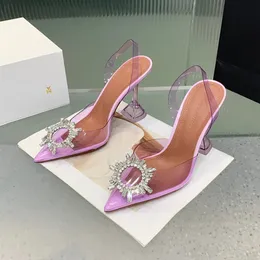 2023 AMINA MUADDI BEGUM CRYSTAL-AMBELLISS BUCKLE PVC PUMPS 샌들 여성 고급 디자이너 드레스 신발 진짜 소 가죽 Sole9.5cm 여자 파티 신발