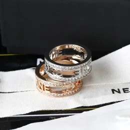 Дизайнерское кольцо Роскошные кольца для женщин и мужчин Полые кольца с бриллиантами Модные модные классические кольца с буквами Премиум Высокое качество Идеальные подарки CCCCC