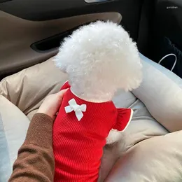 Odzież psa czerwona koszulka z rękawem.
