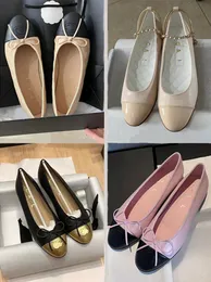 Paris luksus designer buty czarne różowe balet płaskie buty damskie buty marki 2c kanałowe buty na pikowane skórzane baletowe buty okrągłe palce u nogi damskie skórzane buty sukienki buty