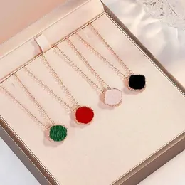 Clover halsbandsdesigner för kvinnor lång kedja chic mode lyckliga smycken hänge vita grönt svart rött skal rosguld halsband halsband parti present val