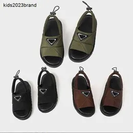 Barn designer sandaler pojkar flickor sommarprodukter storlek 26-35 barnskor barn bokstav tryckt med märke sandal mode gåva
