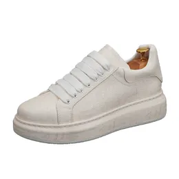 Chaopai Little White Shoes For Men's 2023 Autumn Ny fluorescerande gröna skor för mäns mångsidiga chaopai tjocka sulor inre upphöjda brädskor