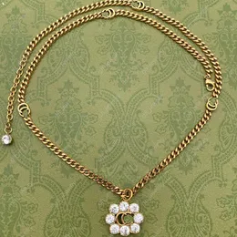 Designer smycken mässingsmaterial halsband, kristallblommor dubbel alfabet hängen för damer, vintage mode klassiska stilar, bröllop, brudar, banketter, jul