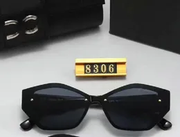 Gafas de sol de diseñador para mujeres y hombres Modelo de moda Especial UV 400 Letras de protección Pierna Doble haz Marco grande Marcas al aire libre Diseño Aleación Gafas de sol de diamante 8818