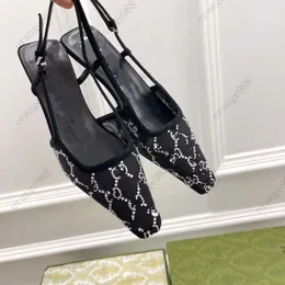 2022 Luxury Women's G Slingback Sandals Pump Aria Slingback Shoesは、クリスタルのスパークリングモチーフバックルを備えた黒いメッシュで提示されます