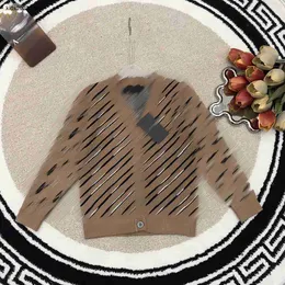 디자이너 키즈 카디건 클래식 레터 체인 자카드 베이비 v- 넥 스웨터 스프링 제품 크기 100-150 cm 소년 니트 재킷 Aug30