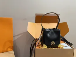 23SS女性の高級デザイナーバックパックノープーズカウハイドレザーハンドバッグシンプルデザインメイクアップバッグ女性ハンドバッグポーチ財布オリジナルメタルメッセンジャーバッグ