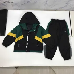 Designer-Trainingsanzüge für Kinder, Baby-Herbstanzüge, Größe 90–160 cm, 2 Stück, winddichte Kapuzenjacke und elastische Taillenhose, 30. August