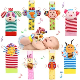 Rattles Mobiles 4PCSSet Soft Baby Rattle Toys Foot Finder Socks Wister Rattles Aktivitet Present gåva för födda spädbarn 012 månader 230901