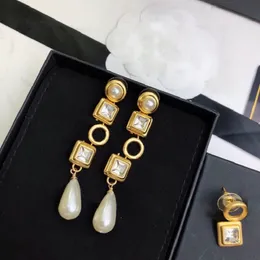 Orecchini di design da donna Ciondolo quadrato Orecchini agili tempestati di perle a forma di goccia Ciondolo di perle di lusso placcato oro 18 carati Accessori per gioielli per feste