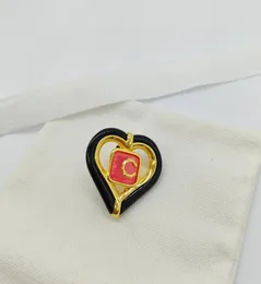 2023 Orecchino pendente con ciondolo di qualità di lusso con spilla dal design di colore nero e rosso a forma di cuore a forma di rombo PS32887209421