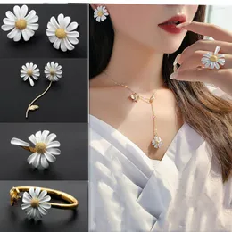 Baumelnde Ohrringe im koreanischen Stil, modisch, kleiner Gänseblümchen-Blumen-Bolzen für Frauen und Mädchen, süße Aussage, asymmetrischer Ohrring-Schmuck