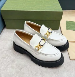 Mocassini da donna di marca di lusso Moda retrò in pelle Stile britannico casual piccole scarpe in pelle suola spessa aumenta la personalità catena di metallo piede donna B22