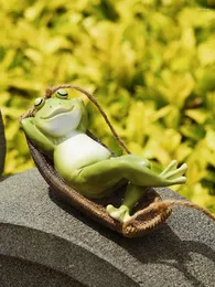 Dekoracje ogrodowe figurki miniaturowe zabawne żaby statua śpi spać na zamachu rzeźb na patio trawnik na werandzie fu fu