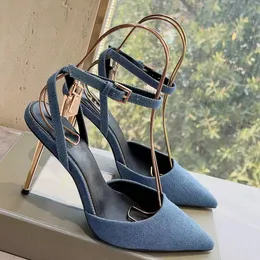 Designer klänningskor kvinnor 10 cm hög häl sandaler guld lås dekoration fashionabla denim inslagna tå spetsiga klassiska festmärke sko ankel remmen spänne slingbacks