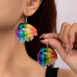 Orecchini acrilici individualmente esagerati e divertenti per donne con labbra dipinte con colori arcobaleno