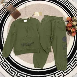 Çocuk Tasarımcı Giysileri Takipler Bebek Sonbahar Takım Boyut 100-150 cm 2pcs Mektup Baskılı Katı Yuvarlak Boyun Kazak ve Pantolon Aug30